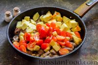 Фото приготовления рецепта: Куриные сердечки, тушенные с тыквой и помидорами - шаг №6