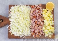 Фото приготовления рецепта: Салат с копчёной курицей, капустой, яблоком и яичными блинчиками - шаг №6