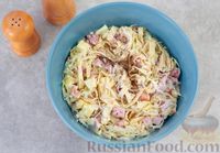 Фото приготовления рецепта: Салат с копчёной курицей, капустой, яблоком и яичными блинчиками - шаг №10