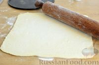 Фото приготовления рецепта: Тарт из слоёного дрожжевого теста, с виноградом, арахисом и корицей - шаг №3