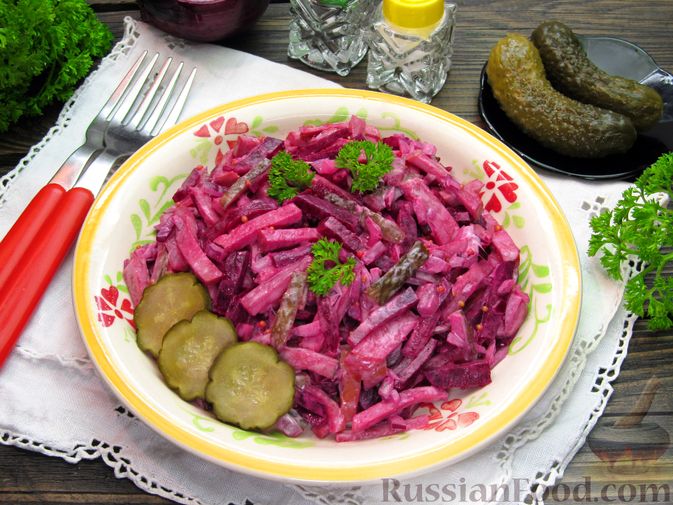 Свекольный салат с маринованными огурцами: лучшие рецепты