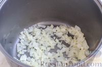Фото приготовления рецепта: Салат из капусты с орехами и лапшой быстрого приготовления - шаг №6