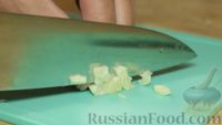 Фото приготовления рецепта: Пикантные жареные креветки с чесноком (на сливочном масле) - шаг №3