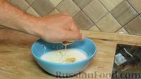 Фото приготовления рецепта: Пикантные жареные креветки с чесноком (на сливочном масле) - шаг №4
