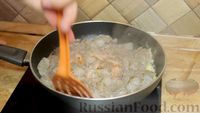 Фото приготовления рецепта: Пикантные жареные креветки с чесноком (на сливочном масле) - шаг №5