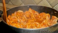Фото приготовления рецепта: Пикантные жареные креветки с чесноком (на сливочном масле) - шаг №6