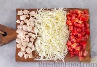 Фото приготовления рецепта: Салат из курицы с помидорами, шампиньонами, капустой и сыром - шаг №5