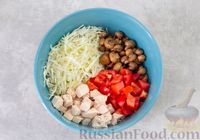 Фото приготовления рецепта: Салат из курицы с помидорами, шампиньонами, капустой и сыром - шаг №7