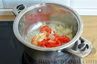 Фото приготовления рецепта: Томатный суп с мясным фаршем и булгуром - шаг №6