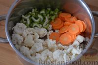 Фото приготовления рецепта: Овощной суп с цветной капустой и молочно-сырным соусом - шаг №4