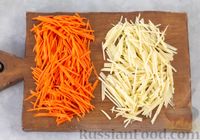 Фото приготовления рецепта: Салат из капусты с виноградом, морковью и яблоком - шаг №3