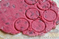 Фото приготовления рецепта: Свекольное песочное печенье с изюмом - шаг №10