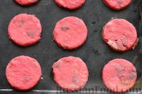 Фото приготовления рецепта: Свекольное песочное печенье с изюмом - шаг №11