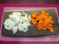 Фото приготовления рецепта: Индейка, тушенная с луком и морковью - шаг №4