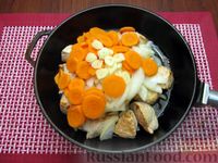 Фото приготовления рецепта: Индейка, тушенная с луком и морковью - шаг №6