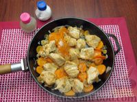 Фото приготовления рецепта: Индейка, тушенная с луком и морковью - шаг №8