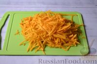 Фото приготовления рецепта: Салат из свежей тыквы с сыром, кукурузой и семечками подсолнечника - шаг №2