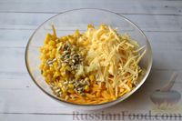Фото приготовления рецепта: Салат из свежей тыквы с сыром, кукурузой и семечками подсолнечника - шаг №4