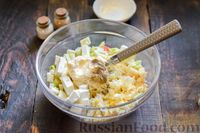 Фото приготовления рецепта: Салат с крабовыми палочками, яблоками, брынзой и яйцами - шаг №8