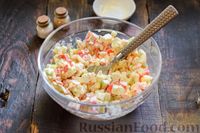 Фото приготовления рецепта: Салат с крабовыми палочками, яблоками, брынзой и яйцами - шаг №9