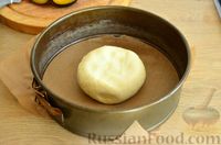 Фото приготовления рецепта: Творожный пирог со сливами и грецкими орехами в карамели - шаг №5