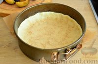 Фото приготовления рецепта: Творожный пирог со сливами и грецкими орехами в карамели - шаг №8