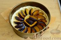 Фото приготовления рецепта: Творожный пирог со сливами и грецкими орехами в карамели - шаг №9
