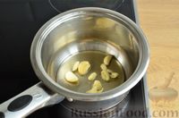 Фото приготовления рецепта: Чесночный суп с вешенками и сметанной заправкой - шаг №2