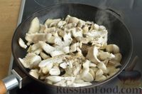Фото приготовления рецепта: Чесночный суп с вешенками и сметанной заправкой - шаг №5