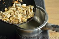 Фото приготовления рецепта: Чесночный суп с вешенками и сметанной заправкой - шаг №7