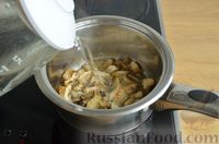 Фото приготовления рецепта: Чесночный суп с вешенками и сметанной заправкой - шаг №8