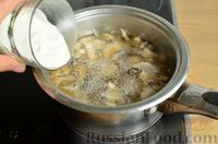 Фото приготовления рецепта: Чесночный суп с вешенками и сметанной заправкой - шаг №9