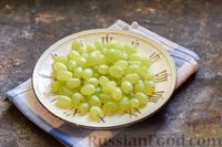 Фото приготовления рецепта: Зелёный смузи с виноградом и огурцом - шаг №2