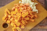 Фото приготовления рецепта: Суп-пюре из тыквы с цветной капустой и чесночной заправкой - шаг №2