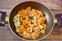 Фото приготовления рецепта: Суп-пюре из тыквы с цветной капустой и чесночной заправкой - шаг №3