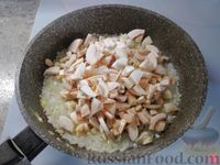 Фото приготовления рецепта: Слоёный салат с курицей, картофелем и грибами - шаг №4