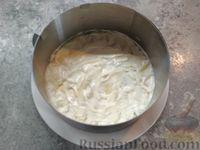 Фото приготовления рецепта: Слоёный салат с курицей, картофелем и грибами - шаг №9