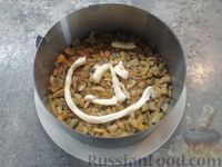 Фото приготовления рецепта: Слоёный салат с курицей, картофелем и грибами - шаг №10