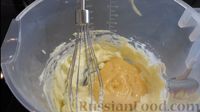 Фото приготовления рецепта: Шоколадный бисквитный рулет с шоколадным кремом и персиковым джемом - шаг №10