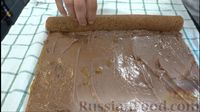 Фото приготовления рецепта: Шоколадный бисквитный рулет с шоколадным кремом и персиковым джемом - шаг №13