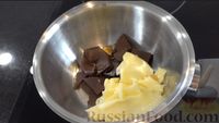 Фото приготовления рецепта: Шоколадный бисквитный рулет с шоколадным кремом и персиковым джемом - шаг №15