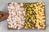 Фото приготовления рецепта: Салат с курицей, маринованными огурцами, виноградом и сыром - шаг №4