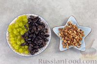 Фото приготовления рецепта: Салат с курицей, маринованными огурцами, виноградом и сыром - шаг №5