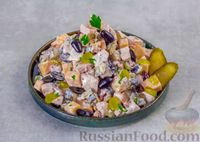 Фото приготовления рецепта: Салат с курицей, маринованными огурцами, виноградом и сыром - шаг №10