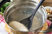 Фото приготовления рецепта: Куриный бульон с овощами и рулетиками со сладким перцем и орехами - шаг №2