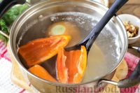 Фото приготовления рецепта: Куриный бульон с овощами и рулетиками со сладким перцем и орехами - шаг №4