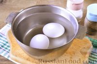 Фото приготовления рецепта: Пирог "Улитка" из теста фило с начинкой из капусты и варёных яиц - шаг №2