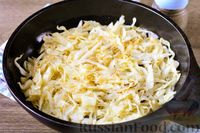 Фото приготовления рецепта: Пирог "Улитка" из теста фило с начинкой из капусты и варёных яиц - шаг №4