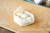 Фото приготовления рецепта: Пирог "Улитка" из теста фило с начинкой из капусты и варёных яиц - шаг №9