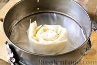 Фото приготовления рецепта: Пирог "Улитка" из теста фило с начинкой из капусты и варёных яиц - шаг №10